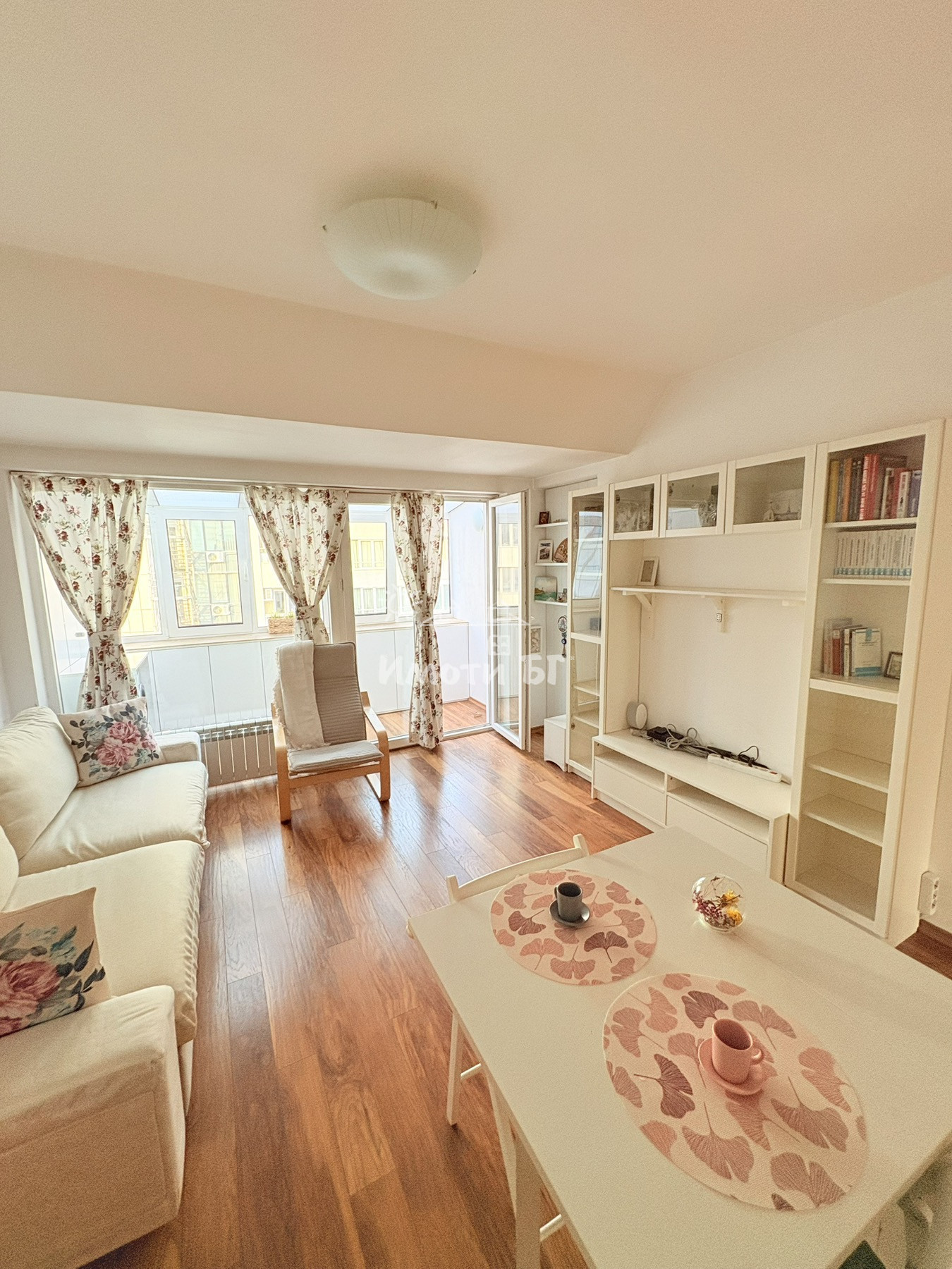 Продава Тристаен Апартамент  София Гоце Делчев   -  450000 EUR