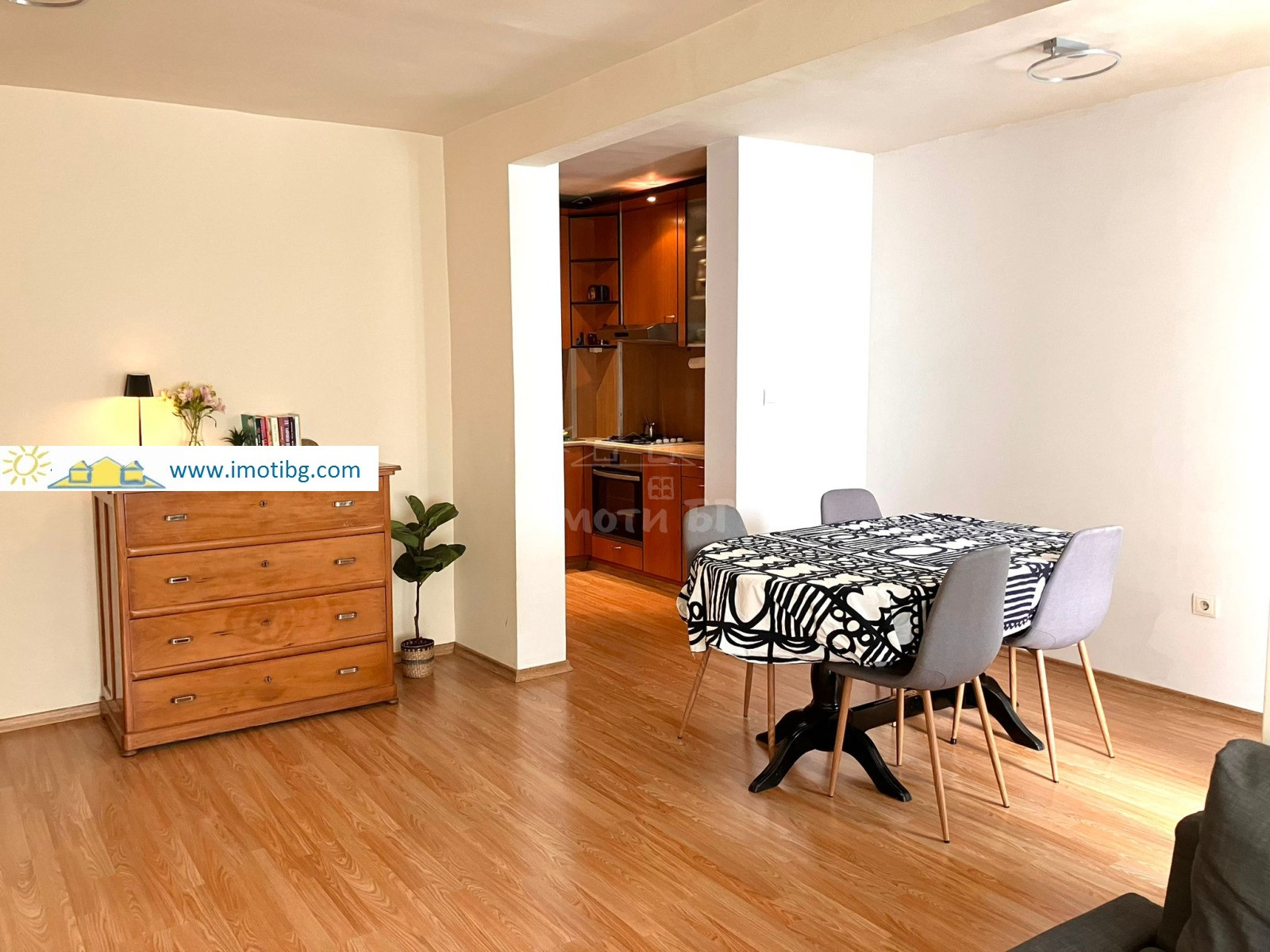 Продава Тристаен Апартамент  София Хиподрума   -  348500 EUR